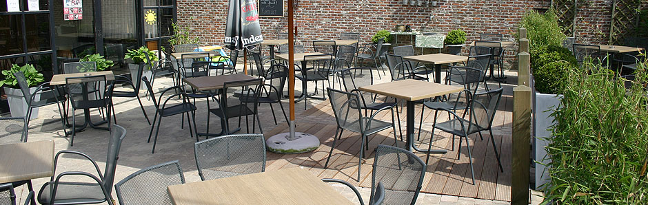 Twee lavafilters onder een houten terras